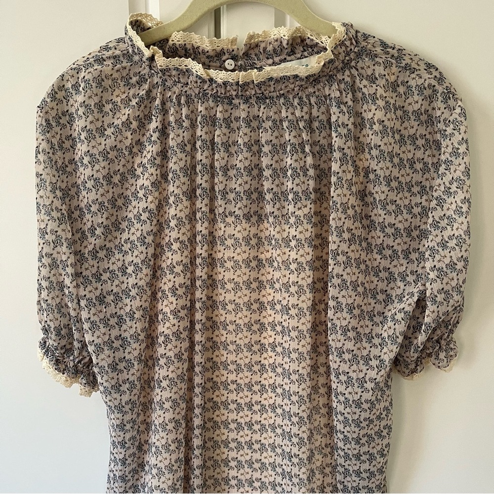Sundance lace trim blouse, cream with small flower pattern, Size M.